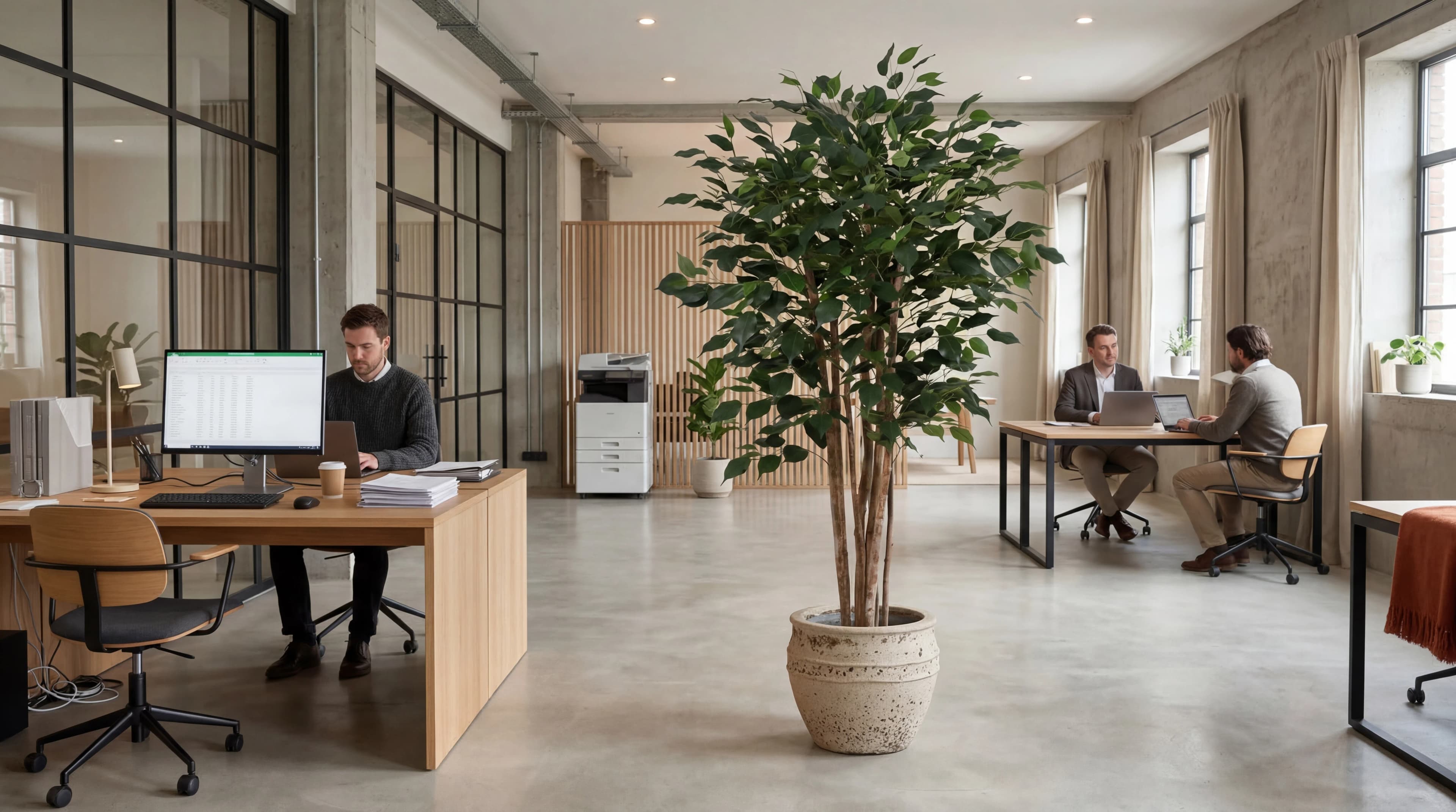 Kunstplant in een moderne kantooromgeving